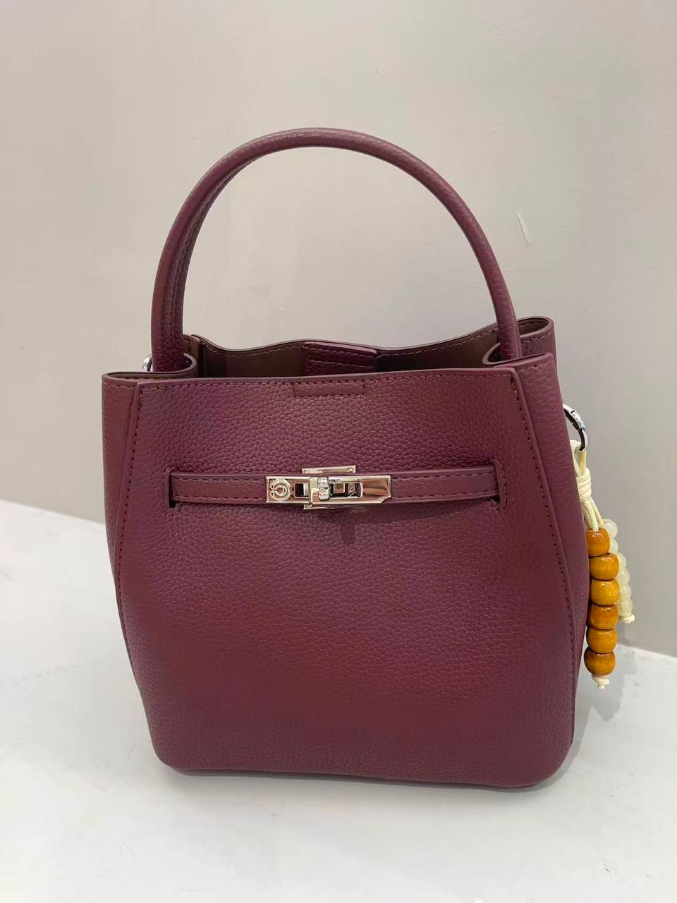 Hermes 
120 dhs✅
size 22 cm

Zain161
♥️♥️♥️