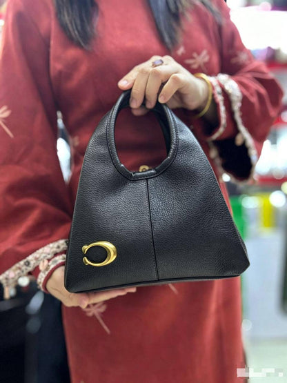 Coach Lana

1⃣️ First quality +🎁

Size: 26 ~ 23 *16 cm

85 dhs🇦🇪🇦🇪

 with box🎁

Zain115
♥️♥️♥️