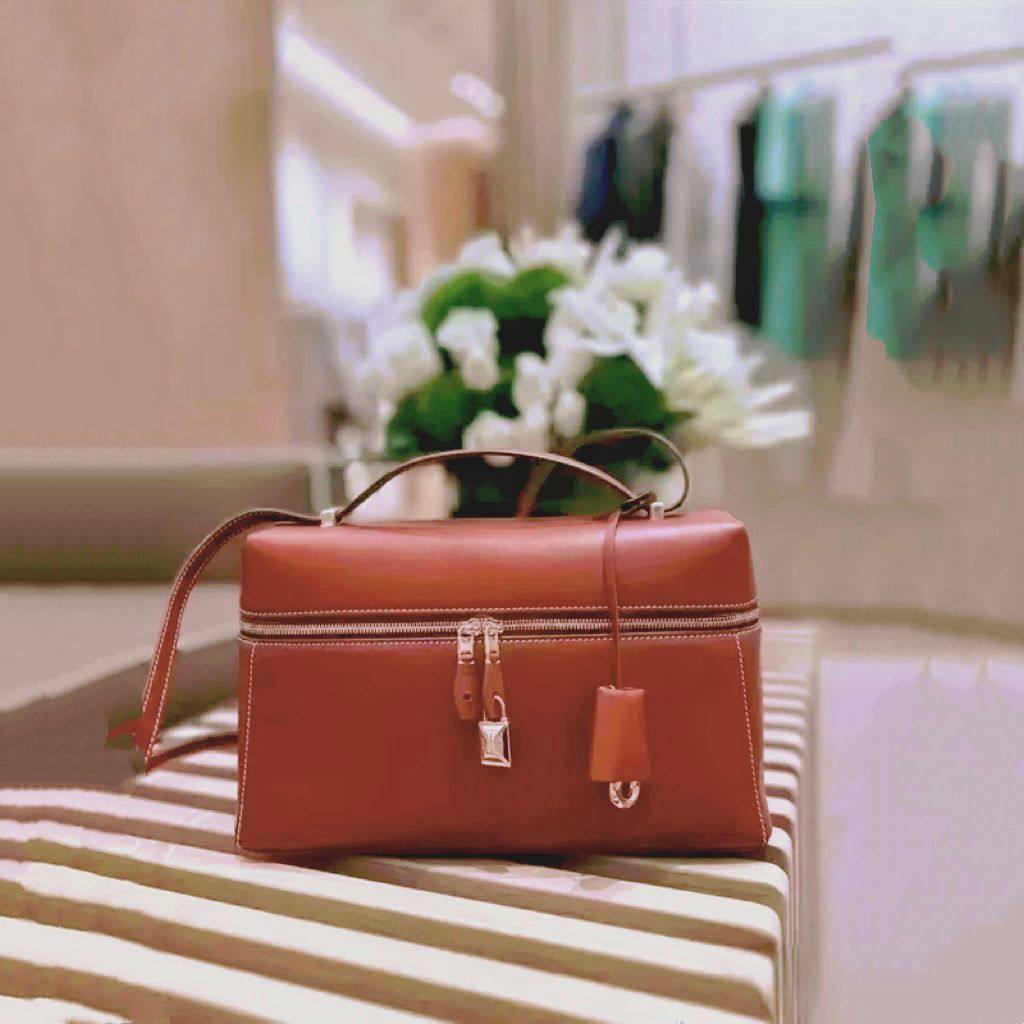 LORA PIANA 

GOOD QUALITY 
WITH BOX 
🎁🎁🎁

95 dhs✅

Zain39
♥️♥️♥️