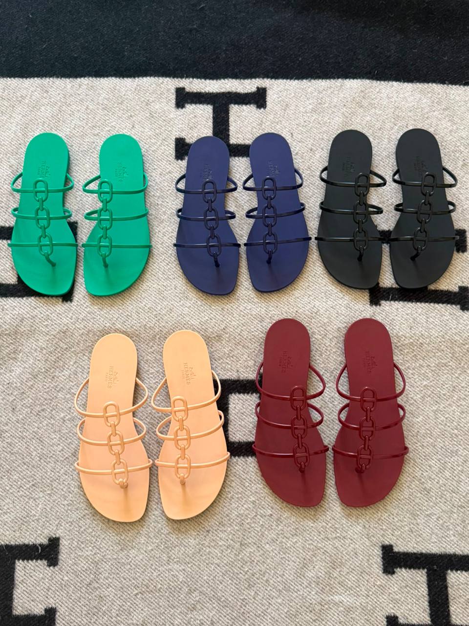 Hermes 🧡
✨ 𝐀𝐯𝐚𝐢𝐥𝐚𝐛𝐥𝐞 𝐍𝐨𝐰
✨ 𝐒𝐢𝐳𝐞𝐬: 𝟑𝟔 — 𝟒𝟏
320 dhs✅

Zain298
♥️♥️♥️