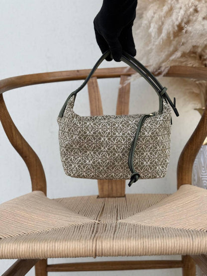 LOEWE
21cm
320 dhs✅
Top quality 
With box🎁

Zain167
♥️♥️♥️