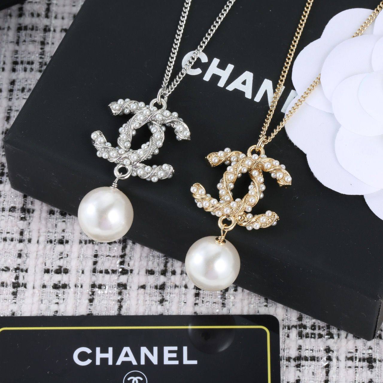 CHANEL SET* 💫
*NECKLACE* 🔅
*EARRINGS*

95 dhs💓
*WITH BOX AND PAPER BAG*
🎁🎁🎁
Zain89
♥️♥️♥️