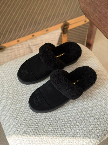 Chanel 
Size: 36 to 41
Super master quality 
500 dhs🪙💚

Zain198
♥️♥️♥️