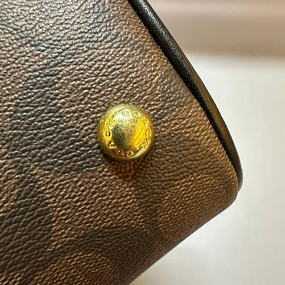 COACH 

NEW CAME GOOD QUALITY 
WITH BOX 
🎁🎁🎁

95 dhs🪙🌨️

Zain39
♥️♥️♥️