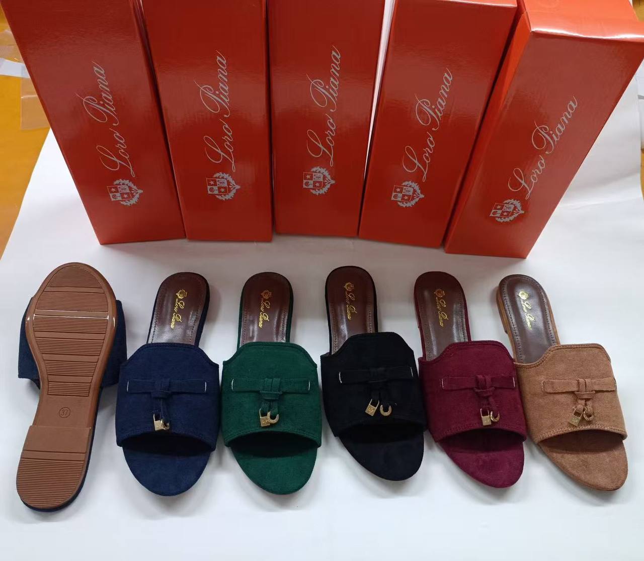 Slippers
65 dhs✅

Size 36-41

Zain161
♥️♥️♥️