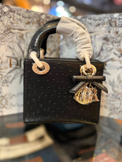 Lady Dior ostrich
Master quality 
17cm with box 📦 
310 dhs✅

Zain95
♥️♥️♥️