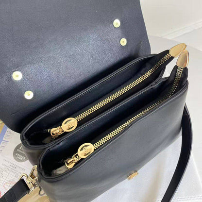 Dior

good Quality bag 

With box 
🎁🎁🎁

90 DHS✅

Zain104
Zain117
♥️♥️♥️