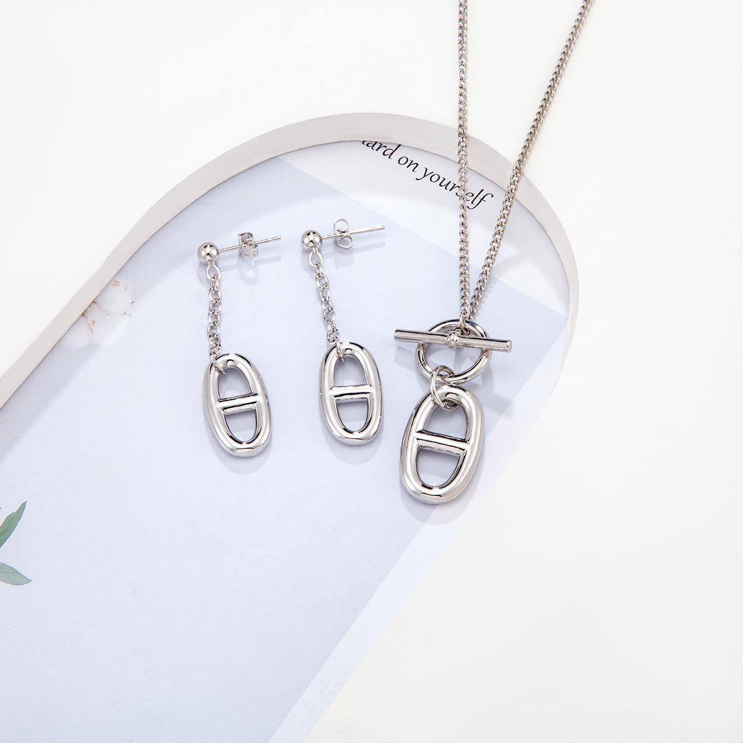 HERMES Set_
_Necklace_ 
_EARRINGS_
*85 dhs❤️💚 WITH NORMAL BOX*

*110 dhs💚❤️ WITH MASTER BOX*

Zain89
♥️♥️♥️