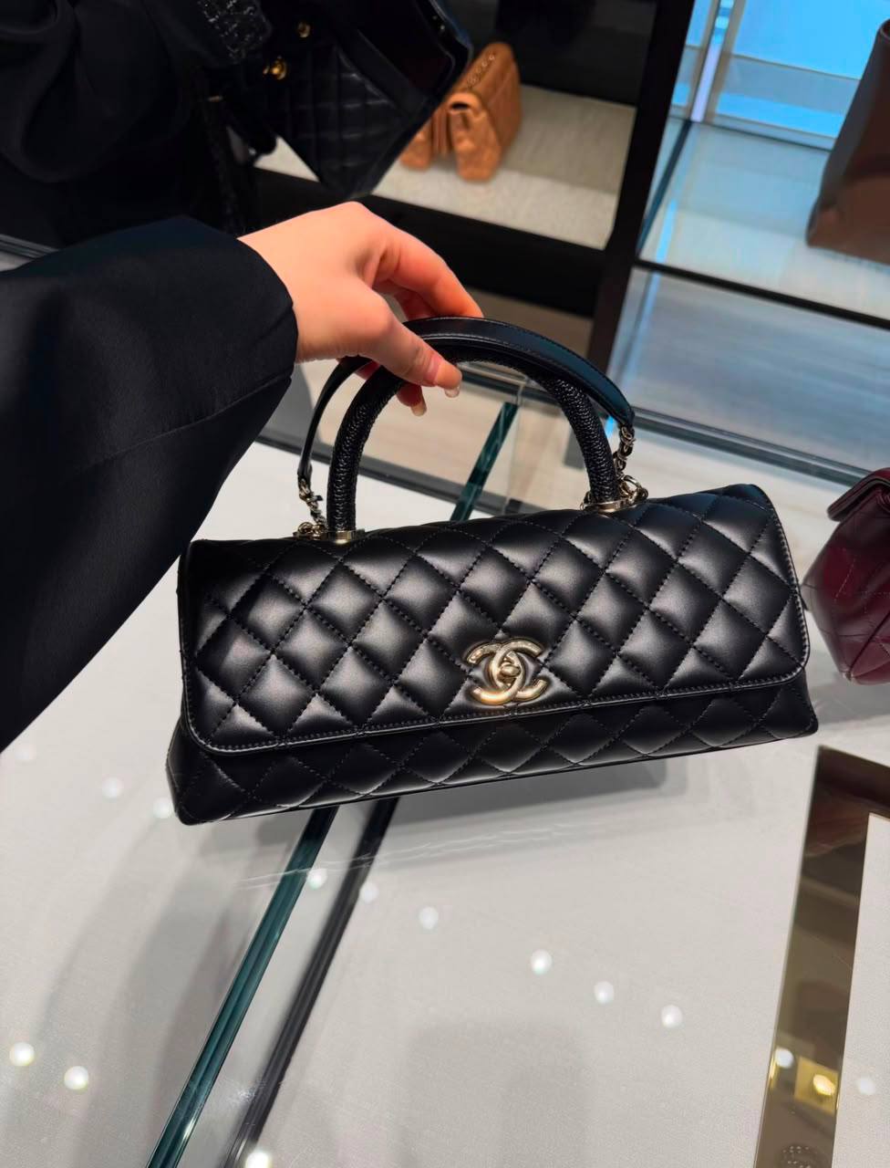 Chanel
130 dhs🇦🇪🇦🇪
size：26cm 
High-quality with box

Zain35
♥️♥️♥️