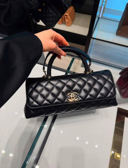 Chanel
130 dhs🇦🇪🇦🇪
size：26cm 
High-quality with box

Zain35
♥️♥️♥️
