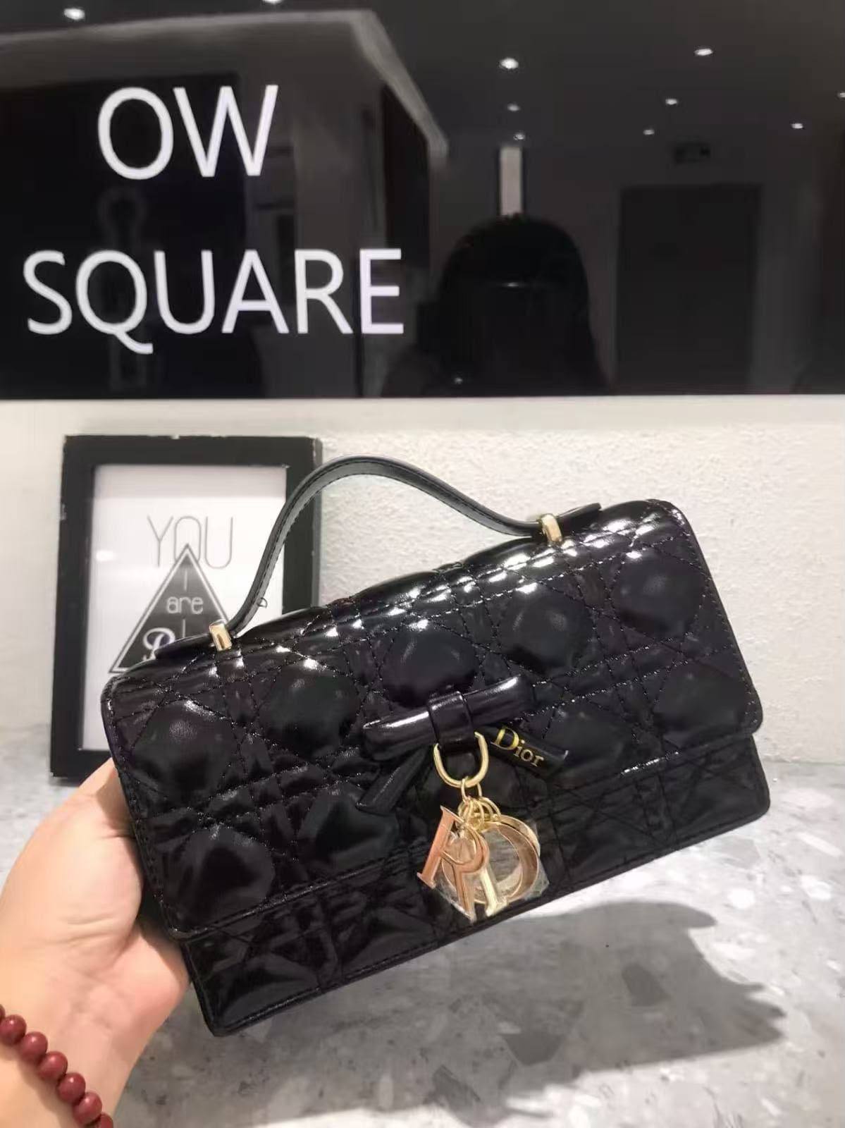 Dior
120 dhs🇦🇪🇦🇪
with box

Zain265
♥️♥️♥️
