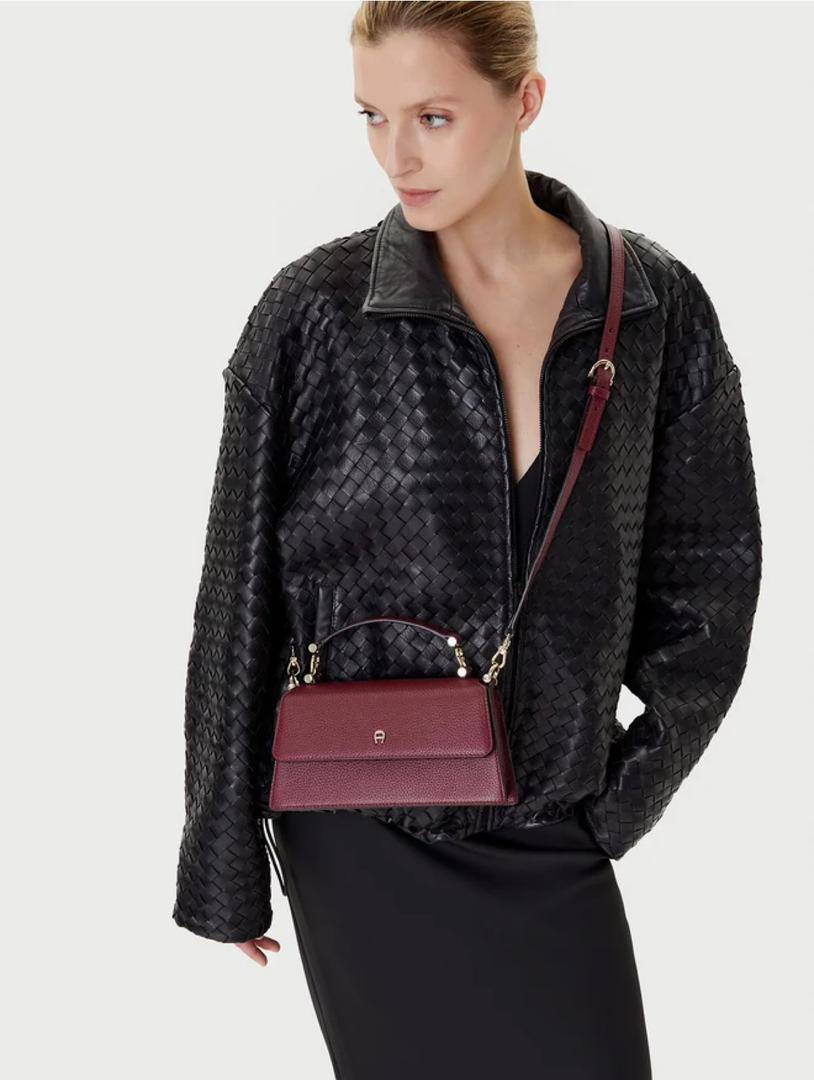 Aigner
95 dhs🪙🌨️

with box
🎁🎁🎁

size 23×6×14cm

Zain213
♥️♥️♥️