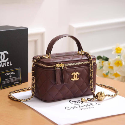 CHANEL 

NEW CAME 

GOOD QUALITY 
WITH BOX  

115 dhs🇦🇪🇦🇪

Zain39
♥️♥️♥️