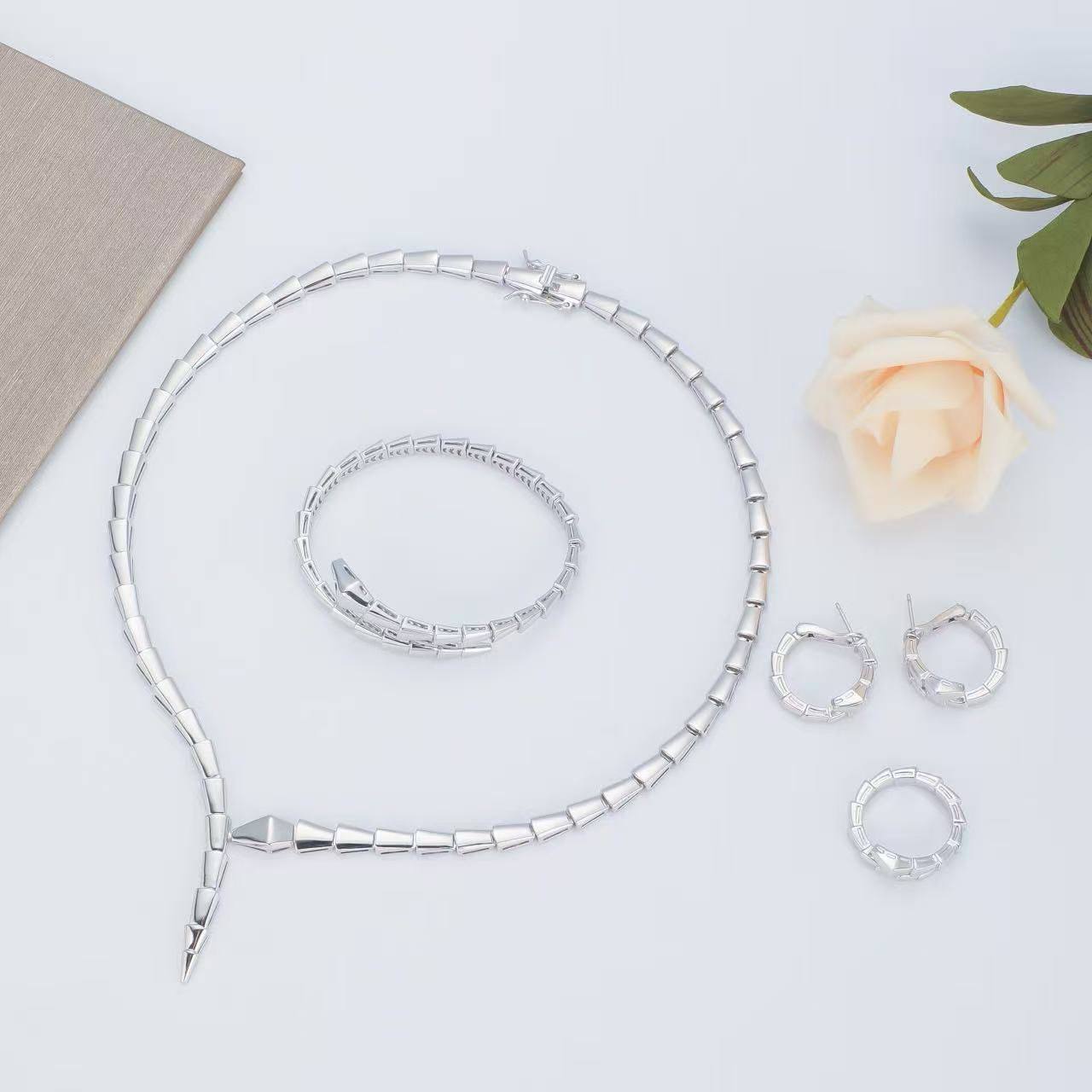 BVLGARI SET❤️‍🔥*
Necklace ✨
Earring 🐦‍🔥
Bangle 💥
Ring 💍 available size 👇
6,7,8,9
Master quality 💯
With normal boxes 🗃️ 
320 dhs✅
With master box 📦 
370 dhs✅

Zain216
♥️♥️♥️