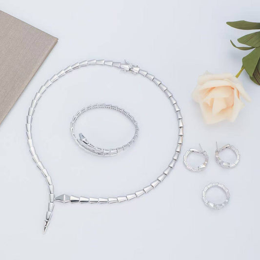 BVLGARI SET❤️‍🔥*
Necklace ✨
Earring 🐦‍🔥
Bangle 💥
Ring 💍 available size 👇
6,7,8,9
Master quality 💯
With normal boxes 🗃️ 
320 dhs✅
With master box 📦 
370 dhs✅

Zain216
♥️♥️♥️