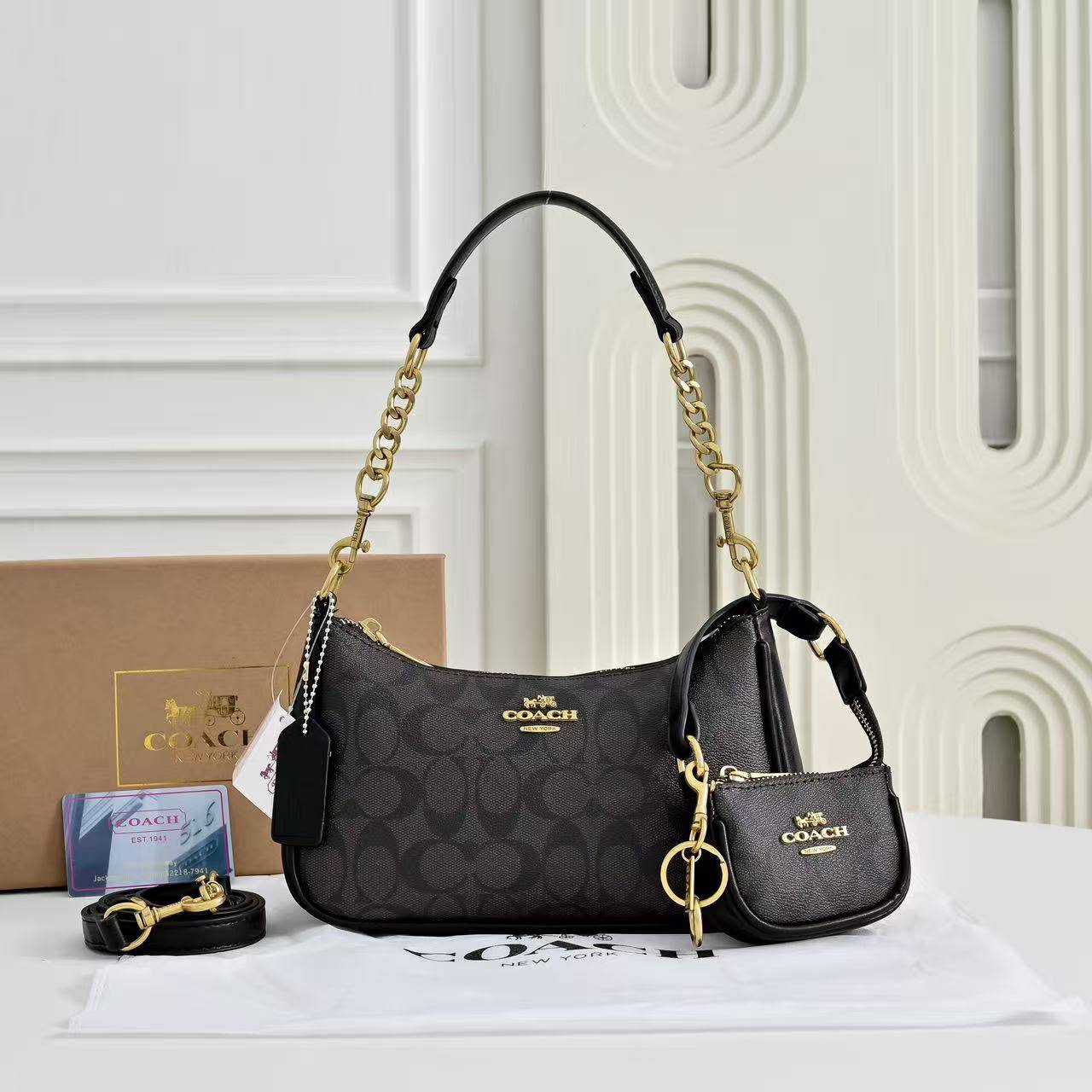 Coach
110 dhs🇦🇪🇦🇪
with box
size 24×7×14cm
with small bag and cherry

Zain42
♥️♥️♥️