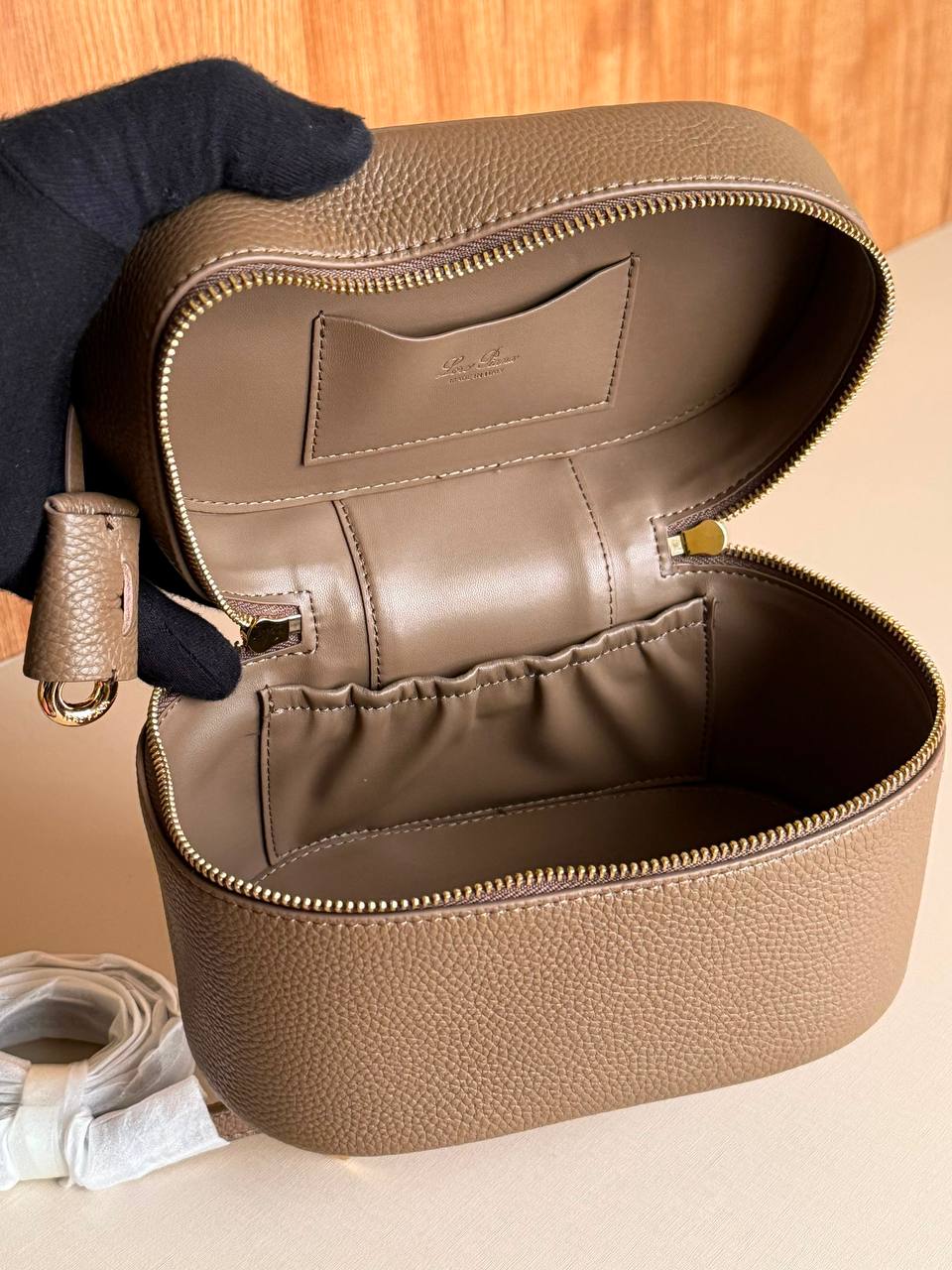 New Collection

 LORO PIANA

 MEKUP BAG 
21cm
330 dhs🇦🇪🇦🇪

Master quality 
With box🎁
Zain167
♥️♥️♥️