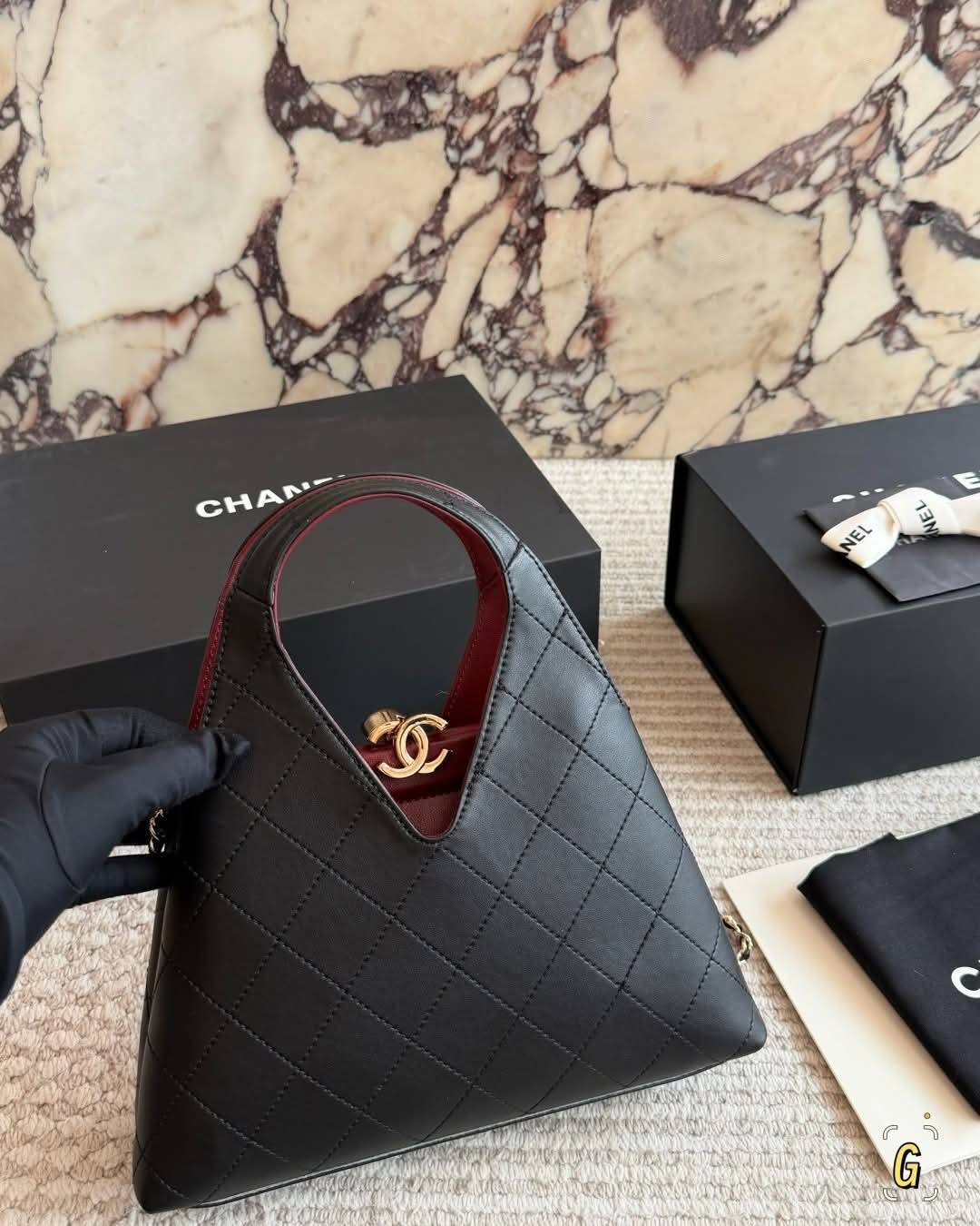 Chanel 
130 dhs🇦🇪🇦🇪

size 23×5×25cm

Zain42
♥️♥️♥️