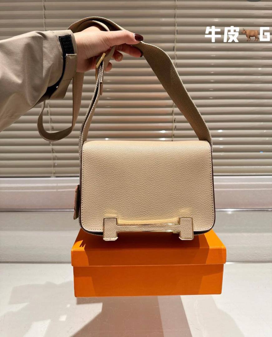 Hermes 
95 dhs🪙💕
with box 
🎁🎁🎁

size 20×8.5×13.5cm

Zain42
♥️♥️♥️