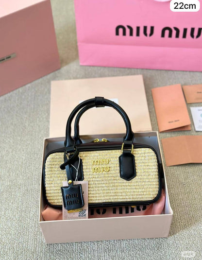 Miumiu / Dior

First quality +🎁

Size : 22 ~ 20 * 17 cm
85 dhs🇦🇪🇦🇪

 with box🎁
Zain115
♥️♥️♥️