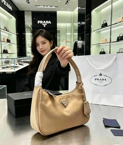 YSL

 GOOD QUALITY

 WITH BOX
🎁🎁🎁

95 dhs✅

Zain39
♥️♥️♥️

Prada
