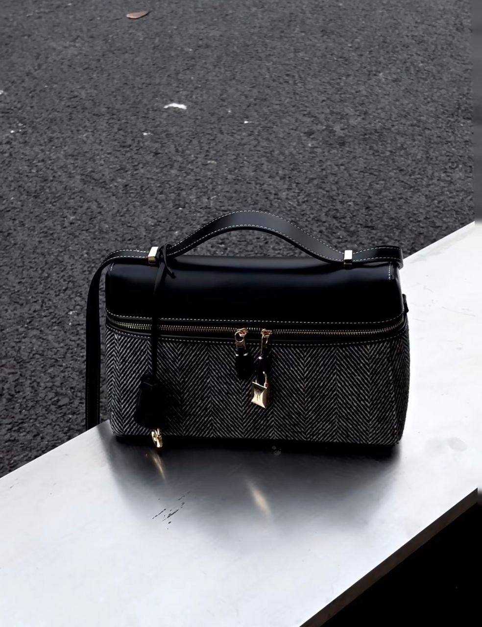 Loro Piana
95 dhs❤️
SIZE：19cm
 good quality 

with box
🎁🎁🎁

Zain35
♥️♥️♥️