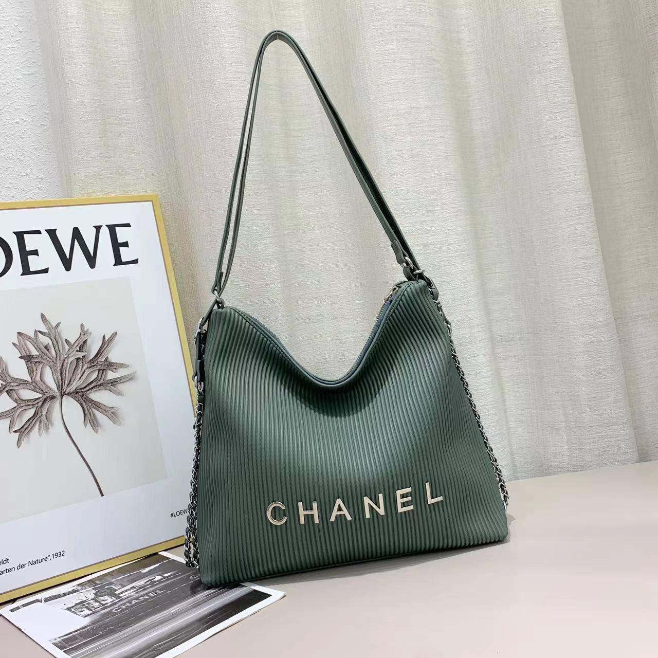 Chanel ✨*
High quality 💯
Size 36cm
110 dhs✅

Zain70
♥️♥️♥️