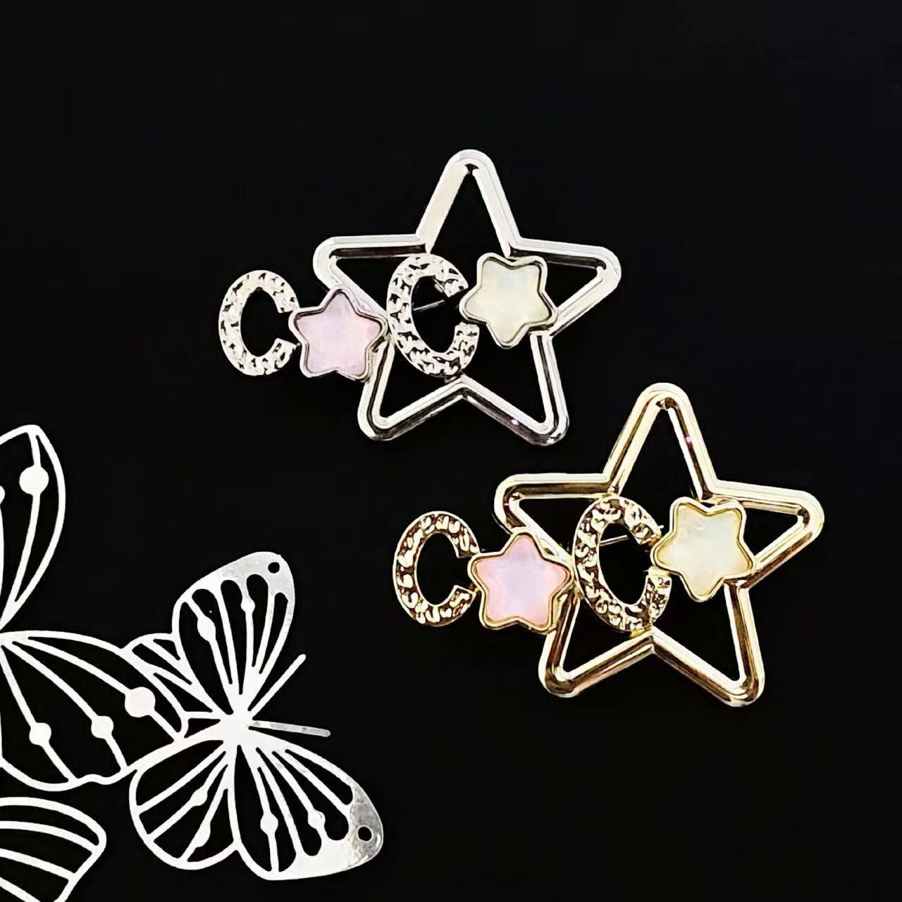 BROOCH🦋*
Good quality 🍁
With black boxes 📦 
20 dhs💓

With normal box 🗃️ 
And paper bag 🛍️
35 dhs💓

Zain216
♥️♥️♥️
