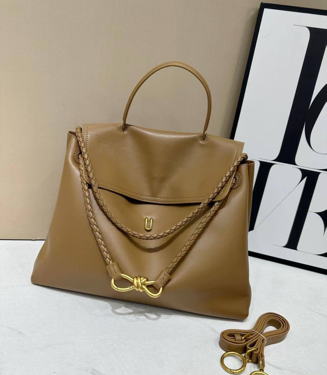 BOTTEGA 
 HIGH QUALITY
100 dhs💓
SIZE: 35cm

Zain17
♥️♥️♥️