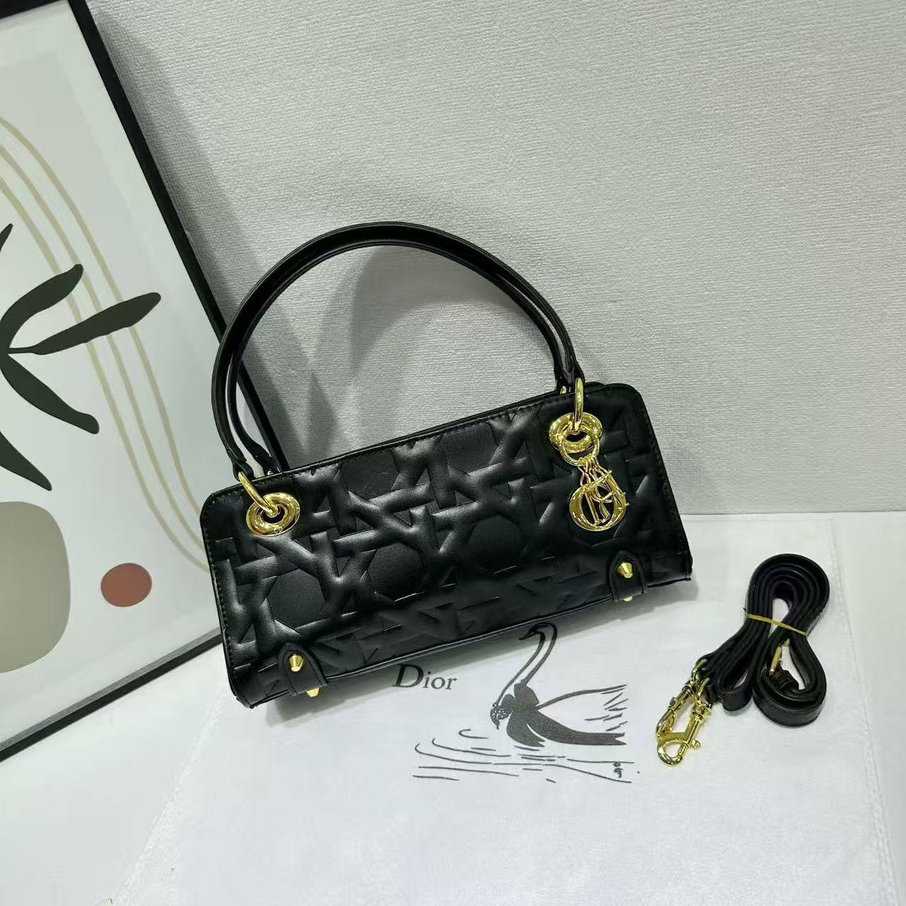 DIOR
Best quality with box
120 dhs💓
size 28CM

Zain290
♥️♥️♥️