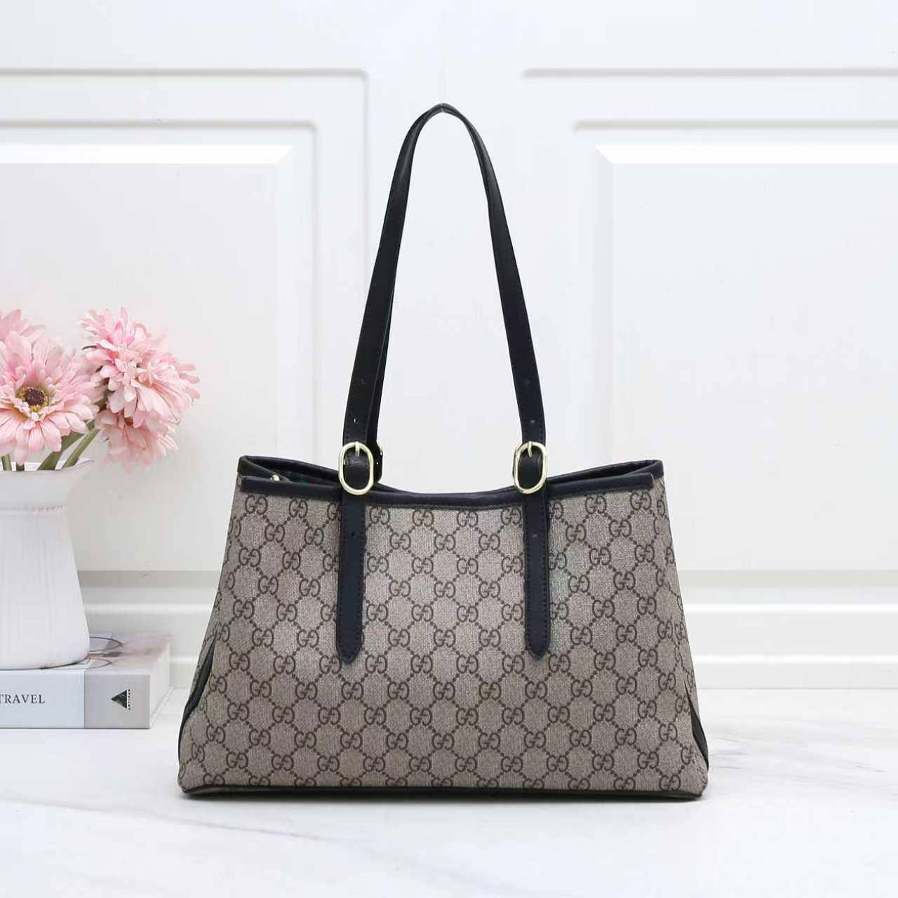 Gucci

High quality

Size：32cm

With box 

110 dhs🇦🇪🇦🇪
Zain50
♥️♥️♥️