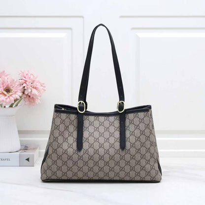 Gucci

High quality

Size：32cm

With box 

110 dhs🇦🇪🇦🇪
Zain50
♥️♥️♥️