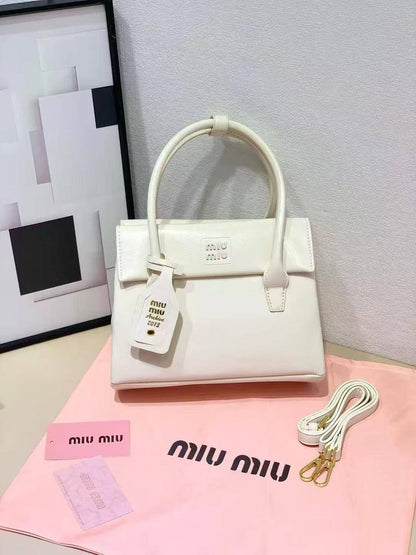 Miu miu

Good  QUALITY 

SIZE：25×10×17cm
100 dhs🇦🇪🇦🇪

Zain04
♥️♥️♥️