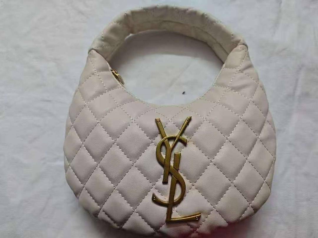 Ysl

85 dhs❣️

with box
🎁🎁🎁

size 25×4×27cm

Zain42
♥️♥️♥️