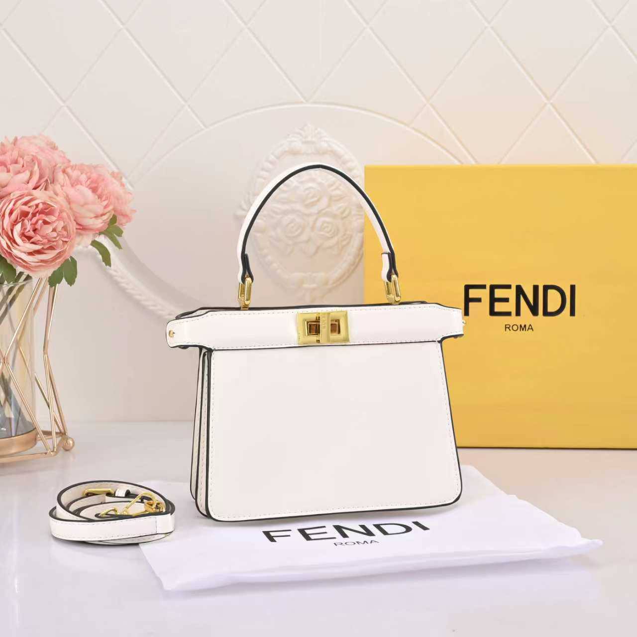 Fendi

95 dhs🪙💕
with box   
🎁🎁🎁

20cm

Zain26
♥️♥️♥️