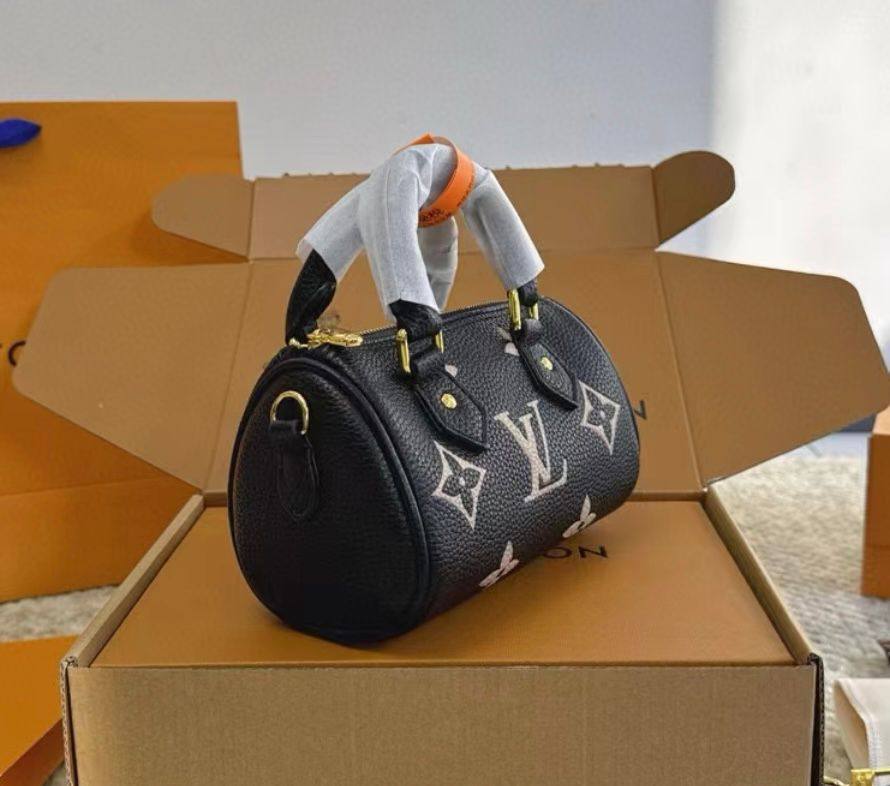 LV
NEW CAME GOOD QUALITY WITH BOX  🎁
90 dhs✅

Zain295
♥️♥️♥️