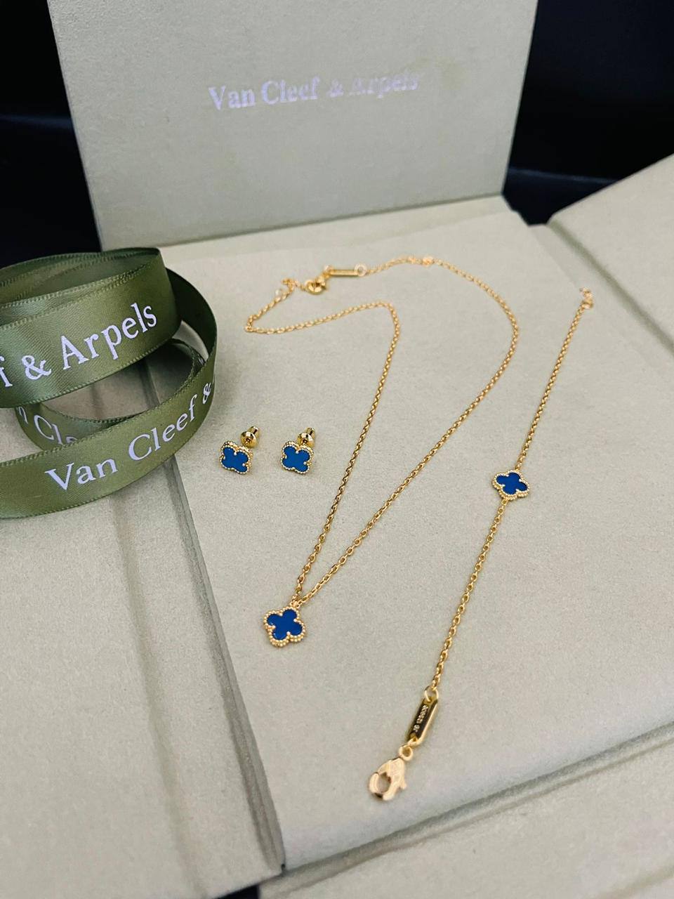 MINI SET 
NECKLACE BRACELET 
EARRINGS
VANCLEAF
MASTER✨💫

110 dhs🇦🇪🇦🇪

WITH BOX AND PAPER BAG🛍️🎁
Zain89
♥️♥️♥️
