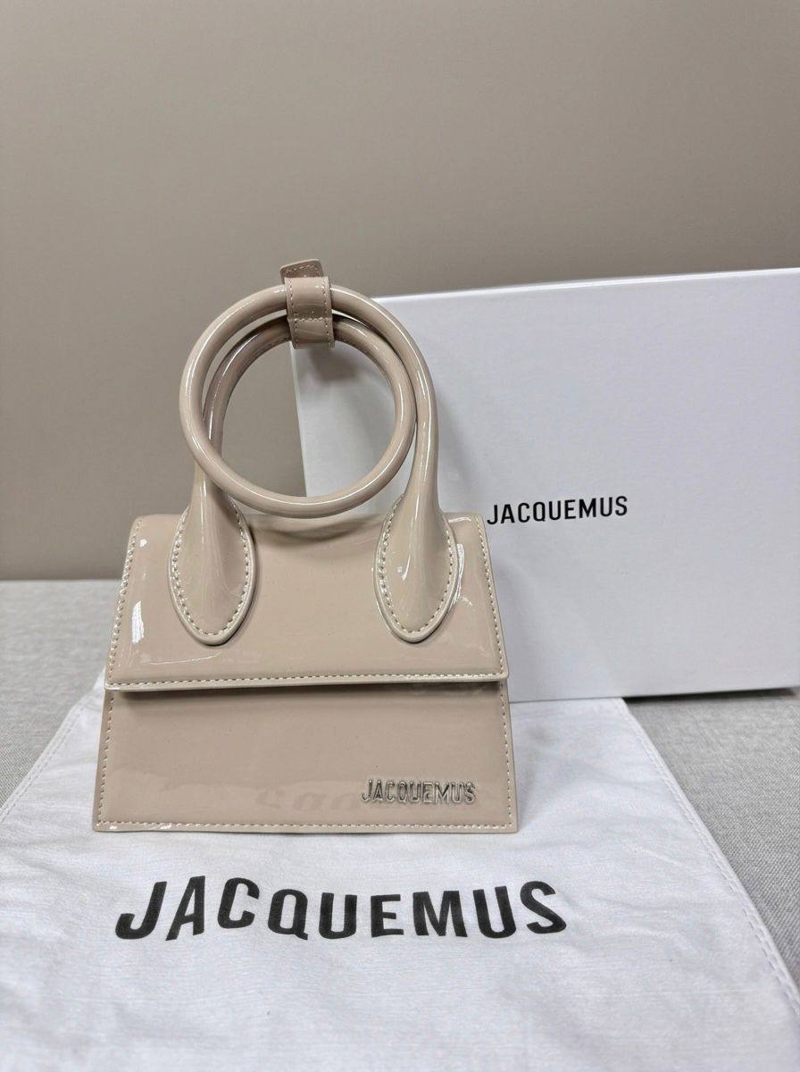 Jacquemus

with box
🎁🎁🎁

high quality

110 dhs✅

Zain50
♥️♥️♥️