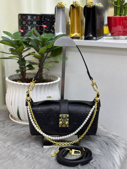 LV
SIZE  ………22CM 🥰
95 dhs💓

with BOX🌷
🎁🎁🎁

Zain244
♥️♥️♥️