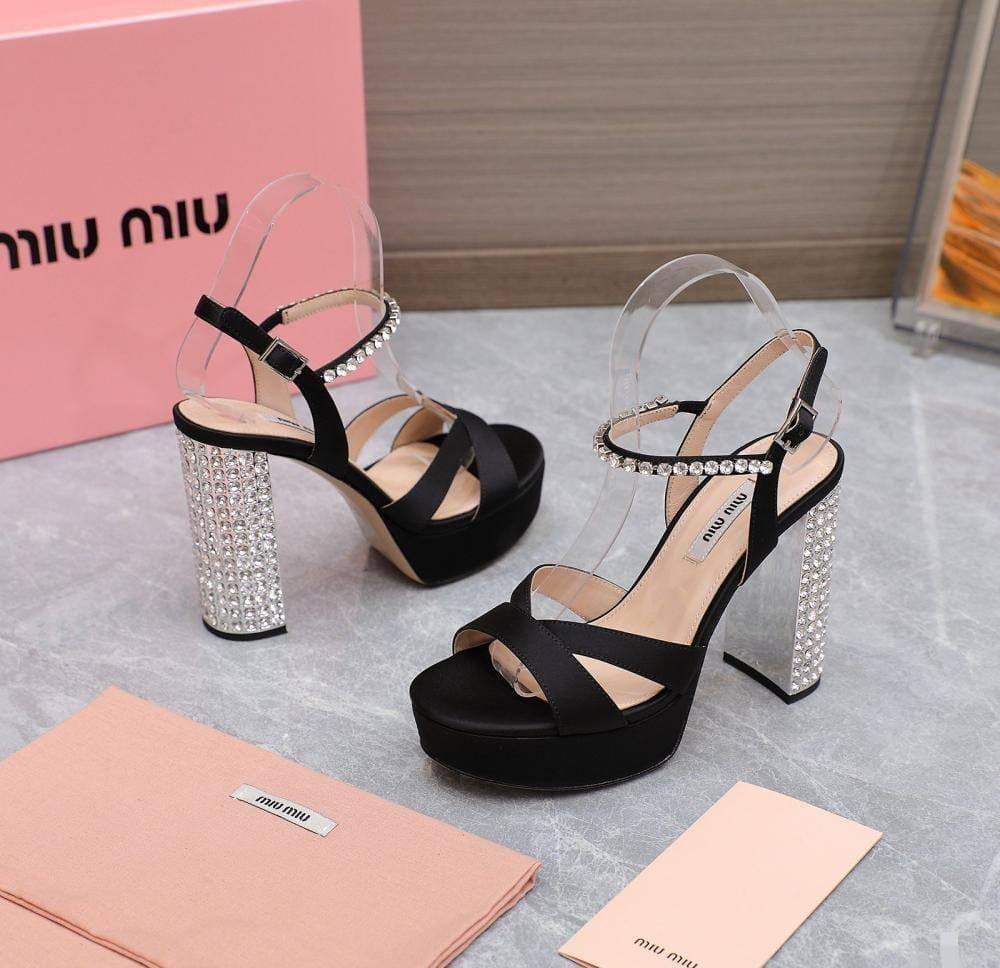 Miu Miu
☘️ *SIZE  36  to 41 ☘️                                                                                                       
280 dhs✅

Zain224
♥️♥️♥️