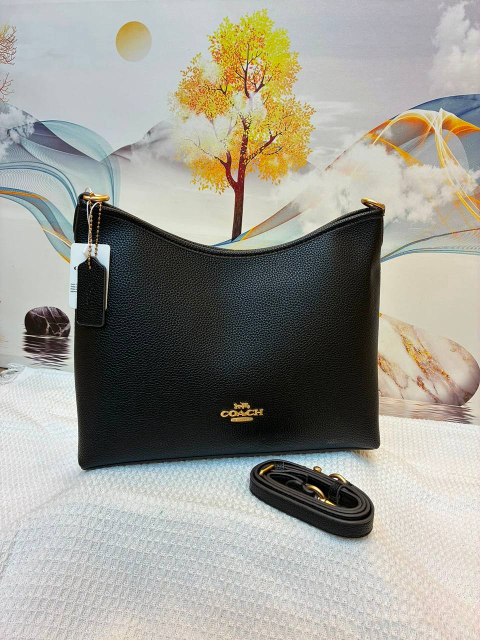 COACH

Best quality 
with box

120 dhs🇦🇪🇦🇪

size 31CM

Zain290
♥️♥️♥️