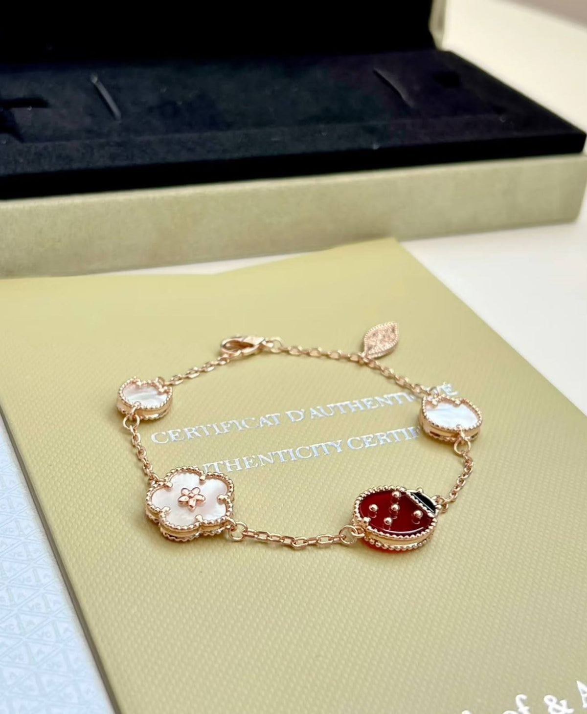 VCA SET 
Necklace 🦋
Earring❤️‍🔥
Bracelet ✨
Ring free size
Master quality 💯
With normal boxes 🗃️ 
315 dhs🇦🇪🇦🇪


With master box 📦 
365 dhs🇦🇪🇦🇪

Zain216
♥️♥️🥹