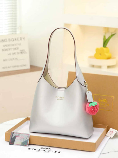 COACH

best quality 
with box
110 dhs🇦🇪🇦🇪🇦🇪

size28CM

Zain290
♥️♥️♥️
