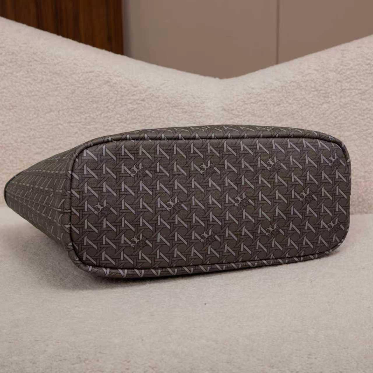 Tory Burch
95 dhs❣️

Zain07
♥️♥️♥️