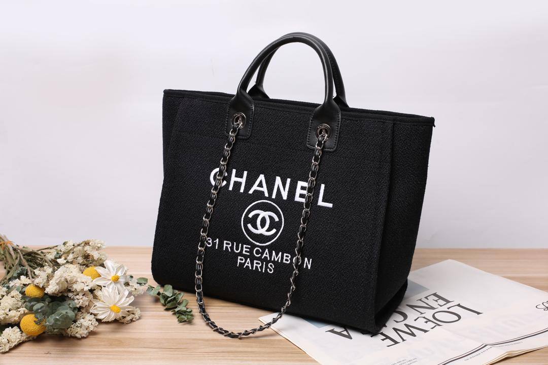 Chanel

100 DHS🇦🇪🇦🇪

 high quality 

42cm

Zain26
♥️♥️♥️