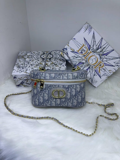Dior

85 dhs🗽

with box
🎁🎁🎁

Zain38
♥️♥️♥️