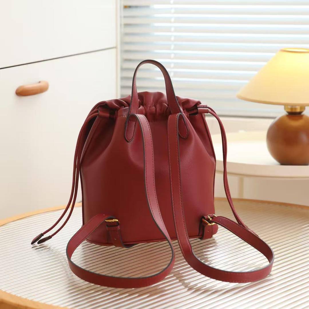 Fendi
95 dhs🇦🇪🇦🇪 
high quality  26cm

Zain26
♥️♥️♥️