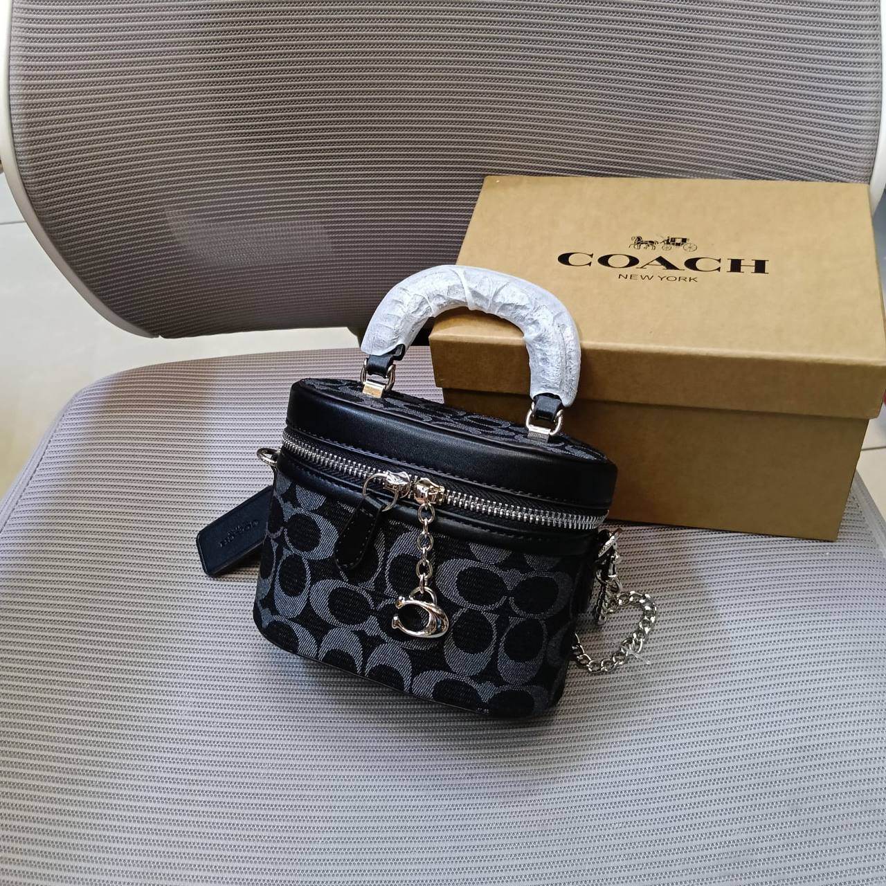 Coach
95 dhs✅
with box
size 15cm
High quality

Zain26
♥️♥️♥️