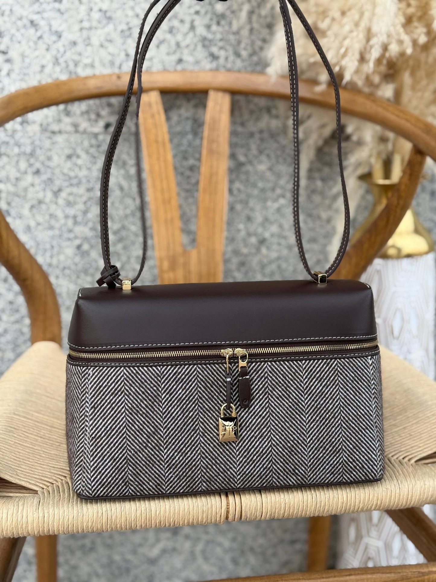 Available again✨✨✨
MISS DIOR
22cm
280 dhs🪙🌨️
Top quality 
With box🎁

Zain167
♥️♥️♥️