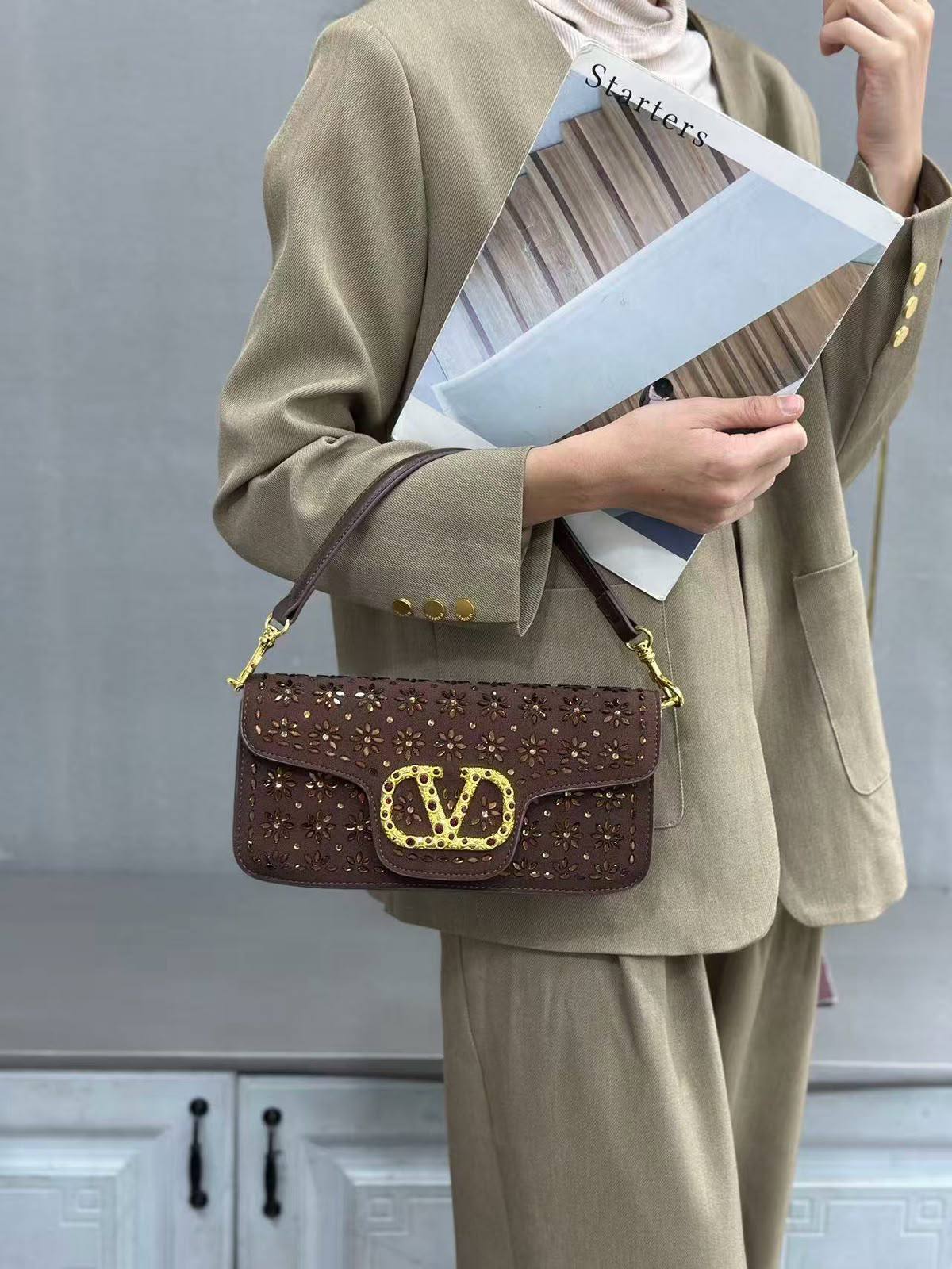 VALENTINO 

NEW CANE 
GOOD QUALITY 

SMALL SIZE 
WITH BOX  
105 dhs🇦🇪🇦🇪

Zain295
♥️♥️♥️